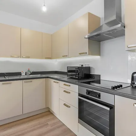 Centrally Located - Modern - 2bed - 2bath Apartment *