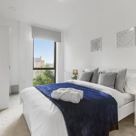 Centrally Located - Modern - 2bed - 2bath *