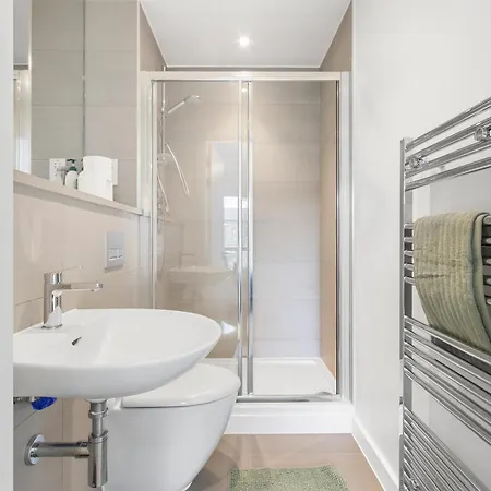Centrally Located - Modern - 2bed - 2bath Apartment