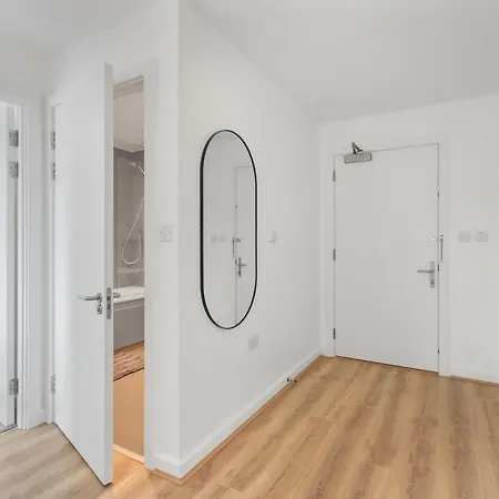 Centrally Located - Modern - 2bed - 2bath London