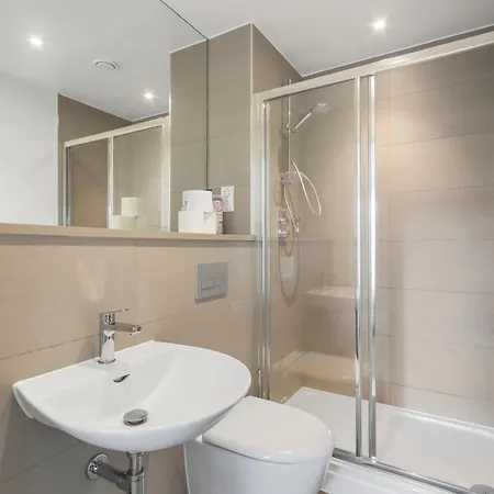 Centrally Located - Modern - 2bed - 2bath Apartment *