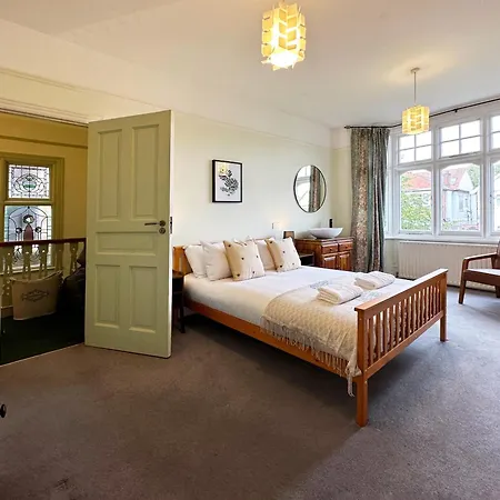Holiday home Kim's 3 Bedroom House With Free On-street Parking - 3 Double Beds, Spacious
