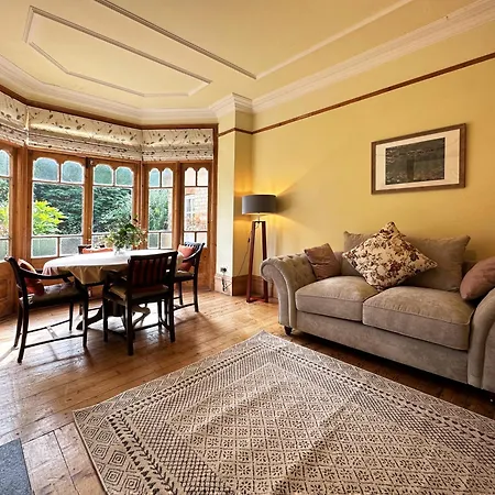 Kim's 3 Bedroom House With Free On-street Parking - 3 Double Beds, Spacious