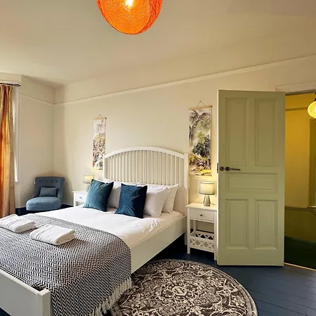 Kim's 3 Bedroom House With Free On-street Parking - 3 Double Beds, Spacious * Palmers Green
