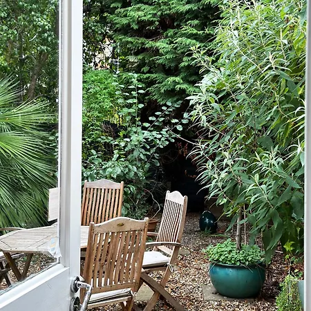Kim's 3 Bedroom House With Free On-street Parking - 3 Double Beds, Spacious Holiday home Palmers Green