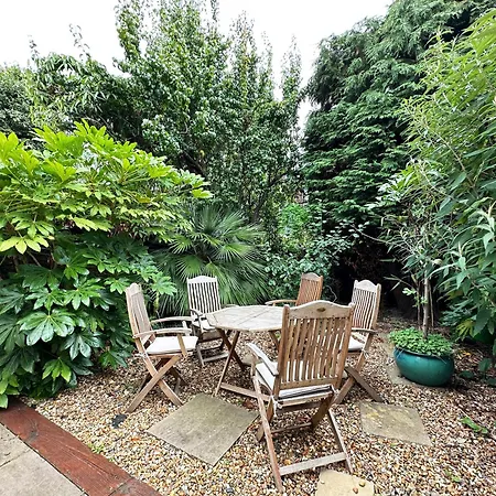 Kim's 3 Bedroom House With Free On-street Parking - 3 Double Beds, Spacious Palmers Green