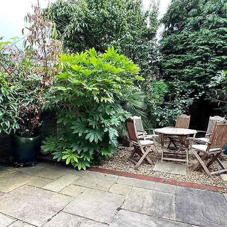 Kim's 3 Bedroom House With Free On-street Parking - 3 Double Beds, Spacious Holiday home Palmers Green