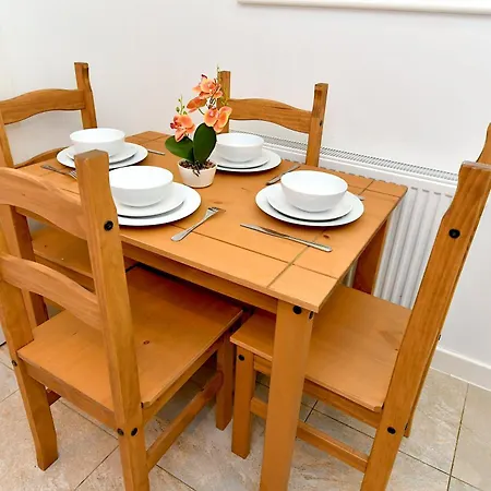 Apartment Bright Amelia - 2 Bed 1 Bath With Wifi And Netflix In The Heart Of