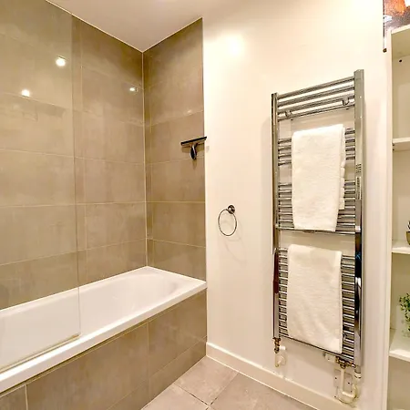 Bright Amelia - 2 Bed 1 Bath With Wifi And Netflix In The Heart Of London