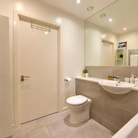 Bright Amelia - 2 Bed 1 Bath With Wifi And Netflix In The Heart Of Apartment