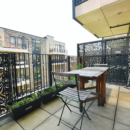 Bright Amelia - 2 Bed 1 Bath With Wifi And Netflix In The Heart Of * London