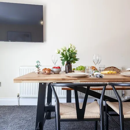Arte Stays: Spacious Garden House In Stratford With Free Parking Holiday home London