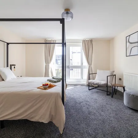 Arte Stays: Spacious Garden House In Stratford With Free Parking Holiday home