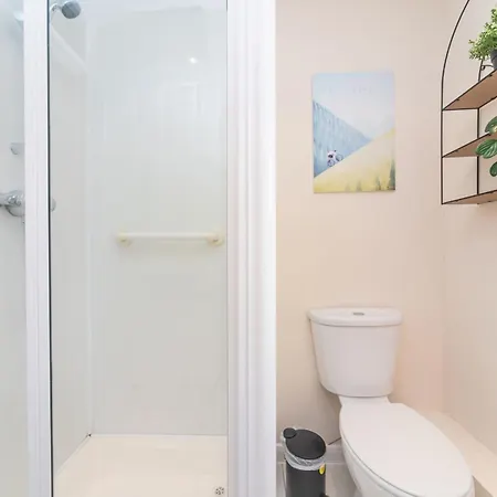 Pass The Keys Spacious 4 Bed House Free Parking Near Station Holiday home Bexleyheath