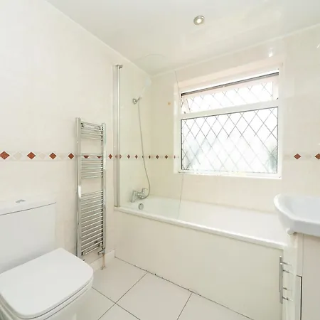 Pass The Keys Spacious 4 Bed House Free Parking Near Station Holiday home