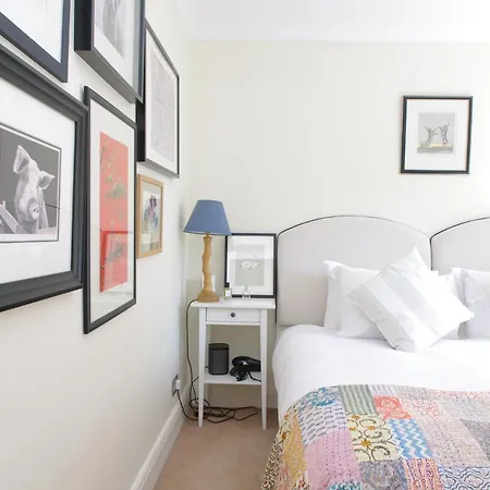 Notting Hill Light & Airy Apartment London