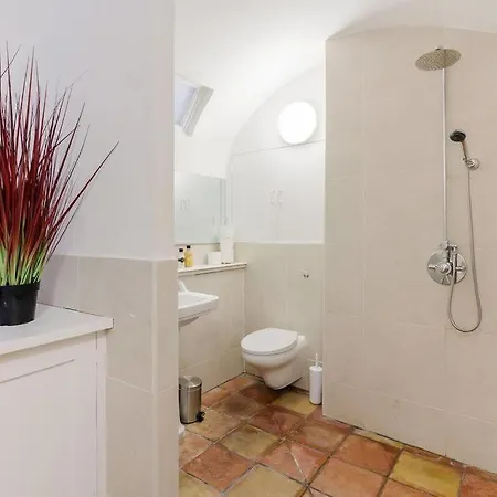 Apartment Spacious Soho On Quaint Cobbled Street London