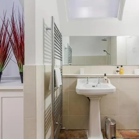 Spacious Soho On Quaint Cobbled Street Apartment London