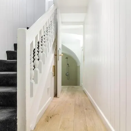 Spacious Soho On Quaint Cobbled Street London