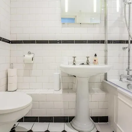 Spacious Soho On Quaint Cobbled Street *