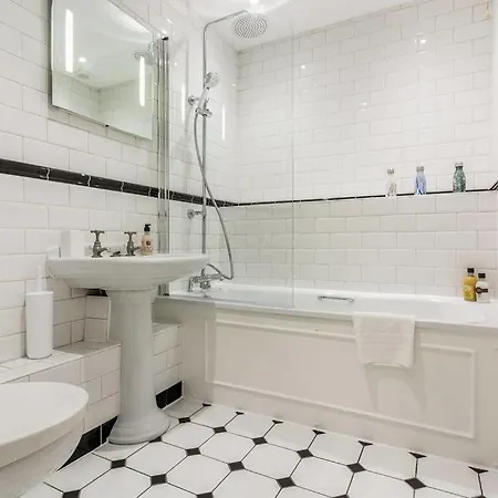 Spacious Soho On Quaint Cobbled Street London