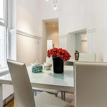 Spacious Soho On Quaint Cobbled Street London