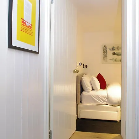 Spacious Soho On Quaint Cobbled Street
