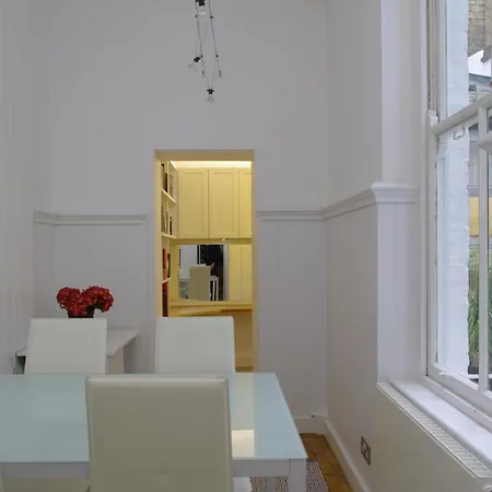 Spacious Soho On Quaint Cobbled Street London