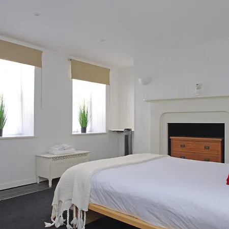 Spacious Soho On Quaint Cobbled Street *