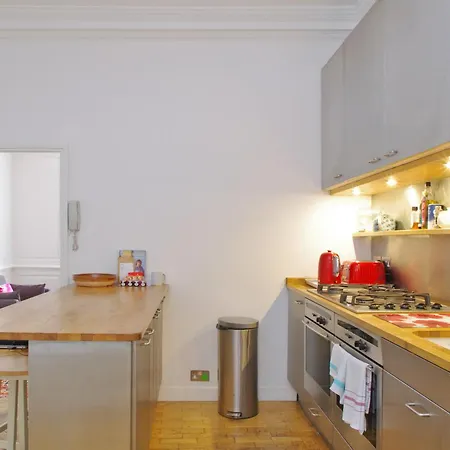 Spacious Soho On Quaint Cobbled Street *