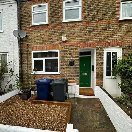 Crossrail - Large 2 Bedrooms - Sleeps 7 - Perfect For Groups - Private Garden - Wifi - Close To Elizabeth Line For Easy Access To Heathrow And London * Greenford (Greater London)