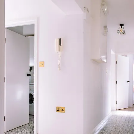 Apartament 4 Bedroom Near Centre 2-min Walk To Metro !! Business & Family Friendly!!