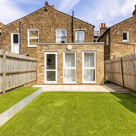 Streatham Apartment *