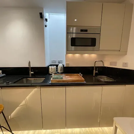 Luxury With En-suite Bathrooms - West London *