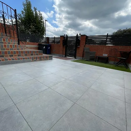 Luxury With En-suite Bathrooms - West London *