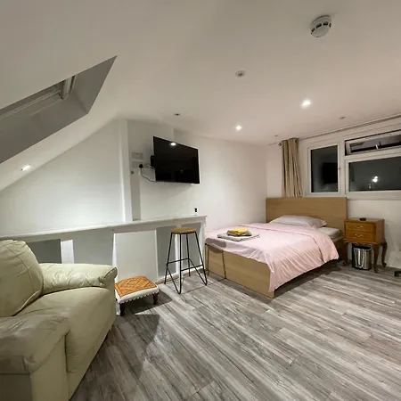 Luxury With En-suite Bathrooms - West London Homestay Harrow on the Hill