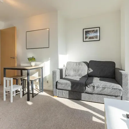 Bright & Airy 1 Bedroom In Trendy Peckham Apartment London