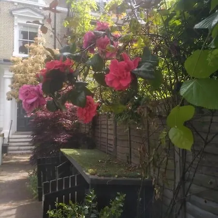 Superior 5* Kensington, Flat + Free Wi-fi London