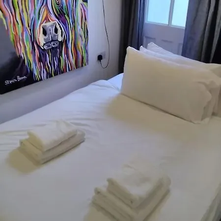 Superior 5* Kensington, Flat + Free Wi-fi Apartment *