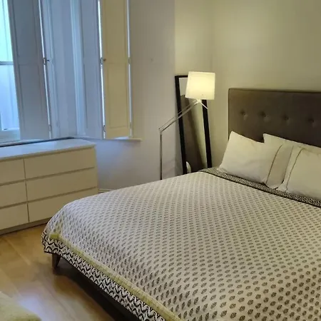 Superior 5* Kensington, Flat + Free Wi-fi Apartment London