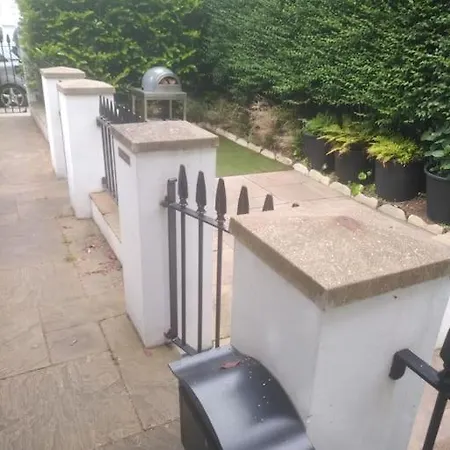 Superior 5* Kensington, Flat + Free Wi-fi Apartment