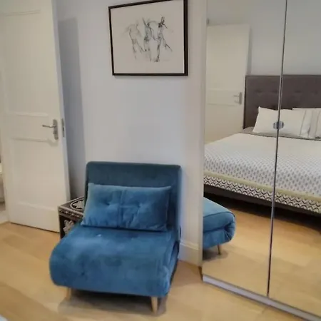Superior 5* Kensington, Flat + Free Wi-fi