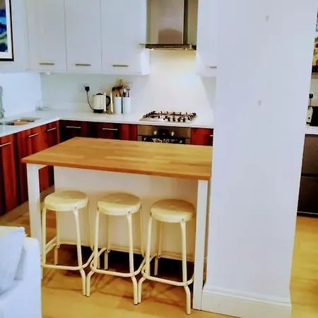 Superior 5* Kensington, Flat + Free Wi-fi * London