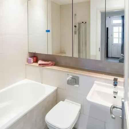 Superior 5* Kensington, Flat + Free Wi-fi Apartment *