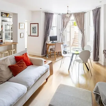 Superior 5* Kensington, Flat + Free Wi-fi Apartment *