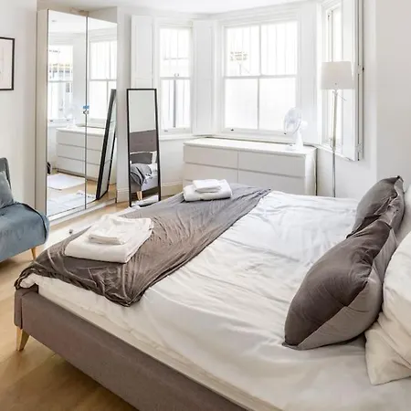 Superior 5* Kensington, Flat + Free Wi-fi London