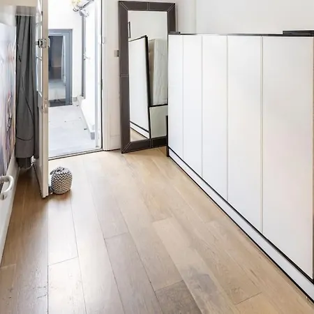 Superior 5* Kensington, Flat + Free Wi-fi * London