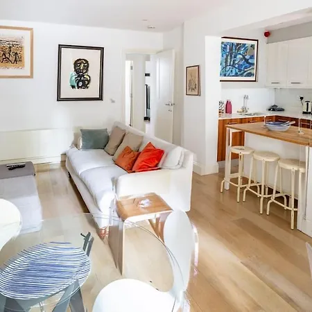 Superior 5* Kensington, Flat + Free Wi-fi London