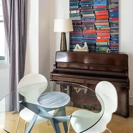 Superior 5* Kensington, Flat + Free Wi-fi Apartment *