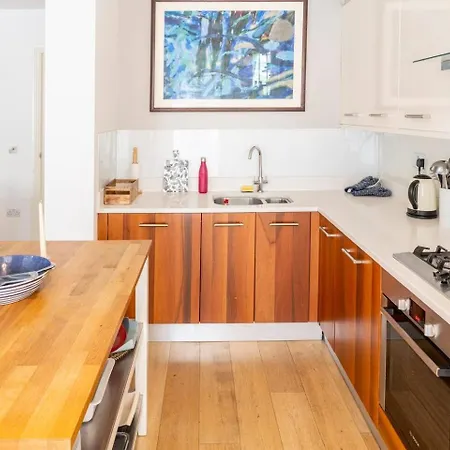 Superior 5* Kensington, Flat + Free Wi-fi Apartment *